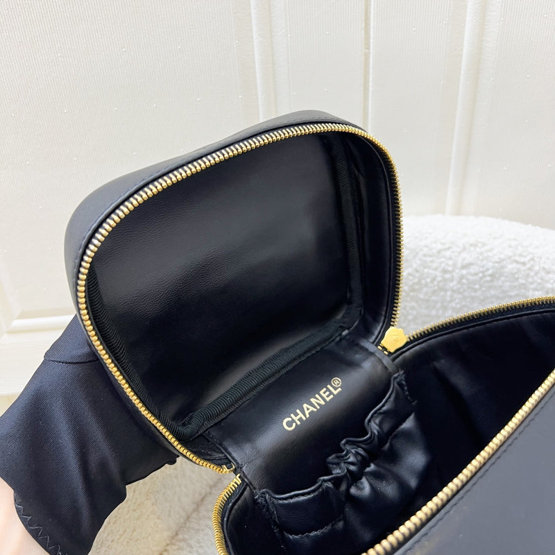 Chanel Vintage Vertical Vanity in Black Leather and GHW