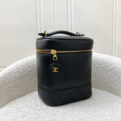 Chanel Vintage Vertical Vanity in Black Leather and GHW