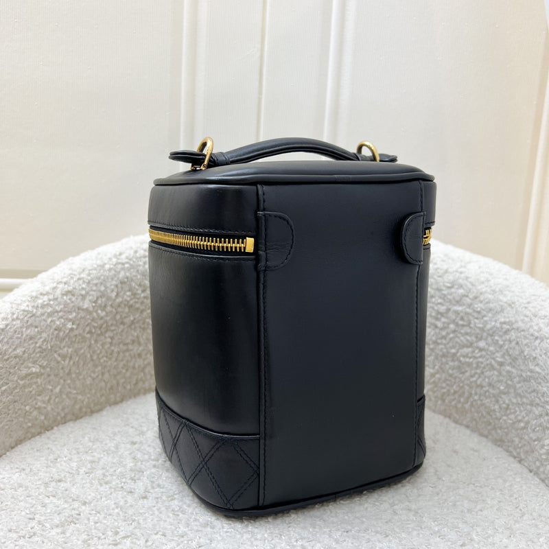Chanel Vintage Vertical Vanity in Black Leather and GHW