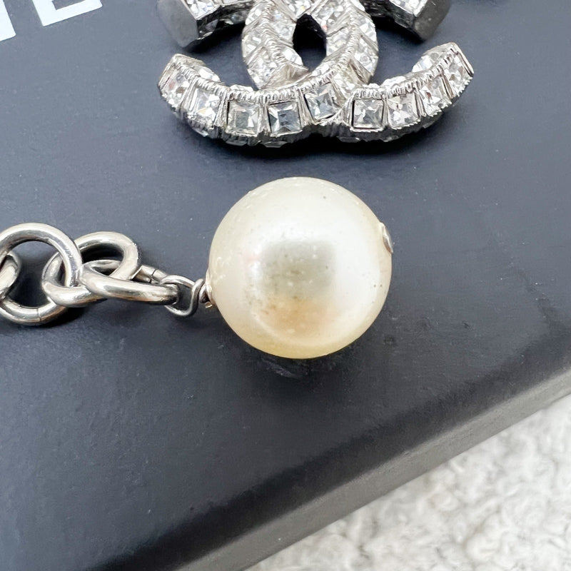 Chanel Diamantes CC Logo Bracelet with Pearls in SHW