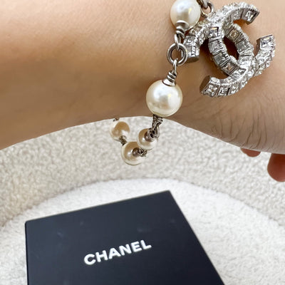 Chanel Diamantes CC Logo Bracelet with Pearls in SHW