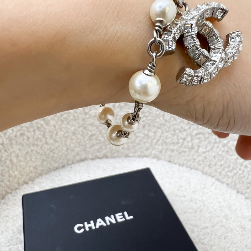 Chanel Diamantes CC Logo Bracelet with Pearls in SHW