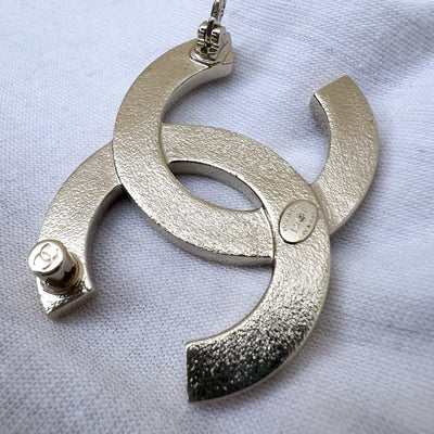 Chanel 24B Medium CC Brooch with Pink Enamel in LGHW