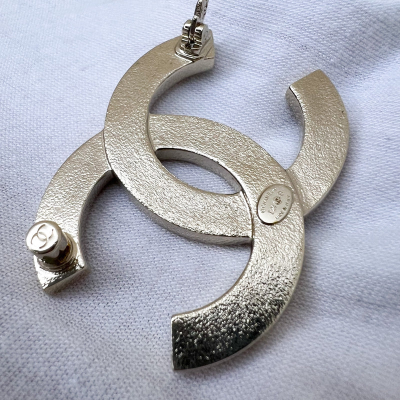 Chanel 24B Medium CC Brooch with Pink Enamel in LGHW