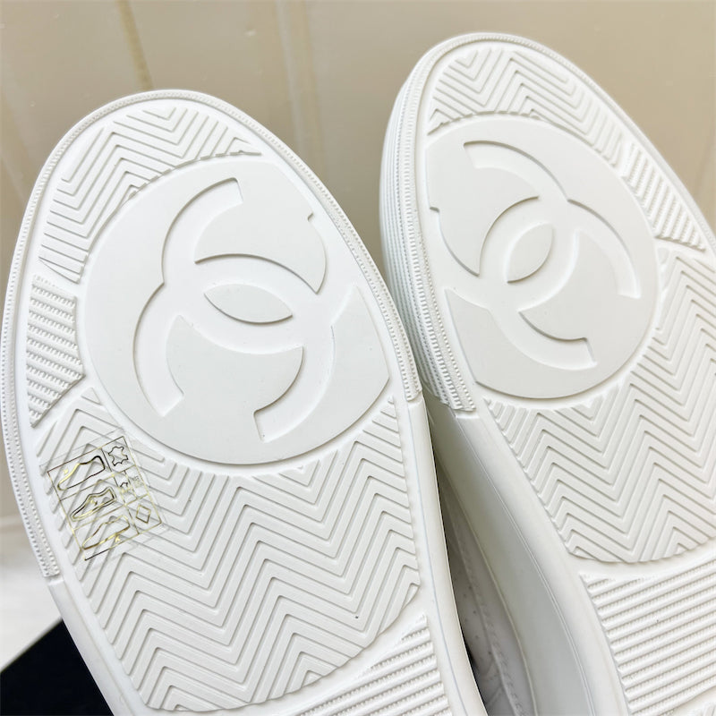 Chanel Sneakers in White Leather Size 38