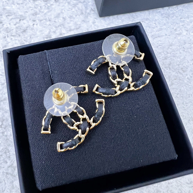 Chanel 26P CC Logo Earrings with Black Interwoven Leather  display picture 3