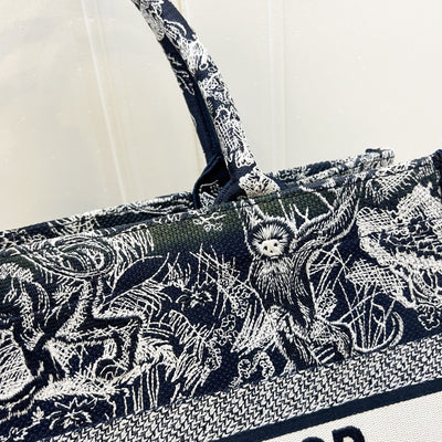 Dior Medium Book Tote in Blue and Ecru Toile de Jouy Reverse Embroidery Canvas (Model: M1296ZRGO, Colour: M928)