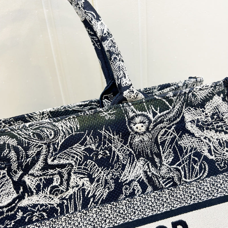 Dior Medium Book Tote in Blue and Ecru Toile de Jouy Reverse Embroidery Canvas (Model: M1296ZRGO, Colour: M928)