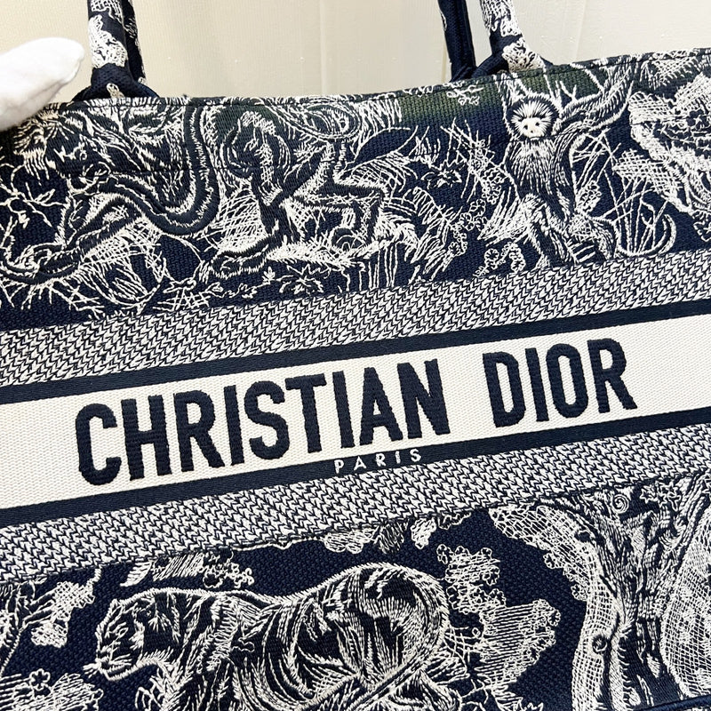 Dior Medium Book Tote in Blue and Ecru Toile de Jouy Reverse Embroidery Canvas (Model: M1296ZRGO, Colour: M928)