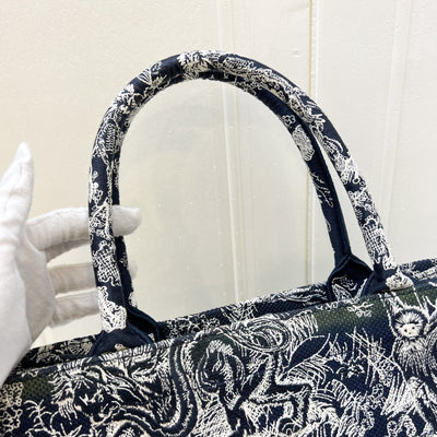 Dior Medium Book Tote in Blue and Ecru Toile de Jouy Reverse Embroidery Canvas (Model: M1296ZRGO, Colour: M928)