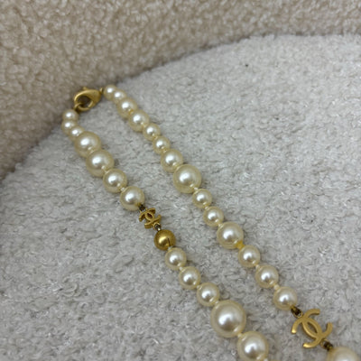 Chanel 07P Long Necklace with Pearls and CC Logo in GHW