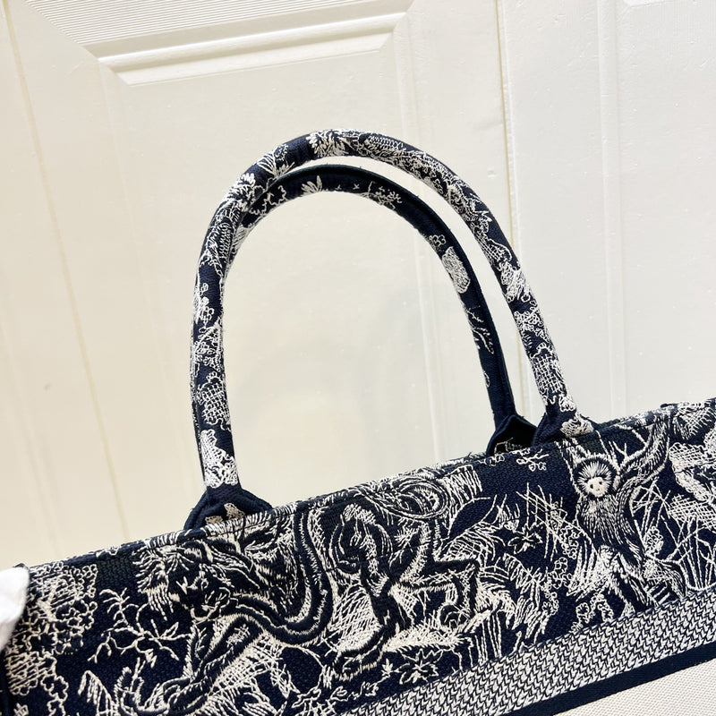 Dior Medium Book Tote in Blue and Ecru Toile de Jouy Reverse Embroidery Canvas (Model: M1296ZRGO, Colour: M928)