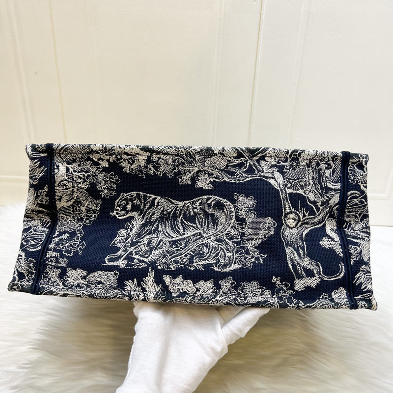 Dior Medium Book Tote in Blue and Ecru Toile de Jouy Reverse Embroidery Canvas (Model: M1296ZRGO, Colour: M928)