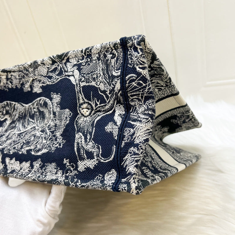 Dior Medium Book Tote in Blue and Ecru Toile de Jouy Reverse Embroidery Canvas (Model: M1296ZRGO, Colour: M928)