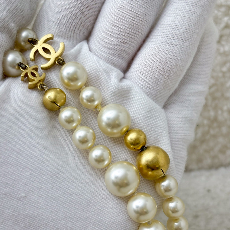 Chanel 07P Long Necklace with Pearls and CC Logo in GHW