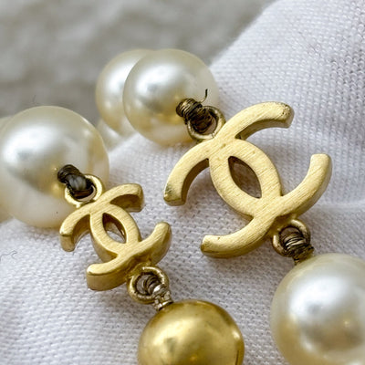 Chanel 07P Long Necklace with Pearls and CC Logo in GHW