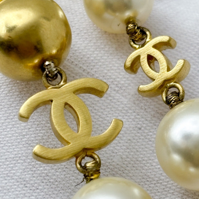 Chanel 07P Long Necklace with Pearls and CC Logo in GHW