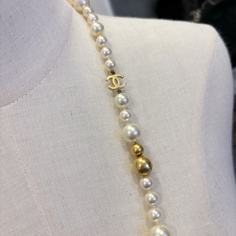 Chanel 07P Long Necklace with Pearls and CC Logo in GHW