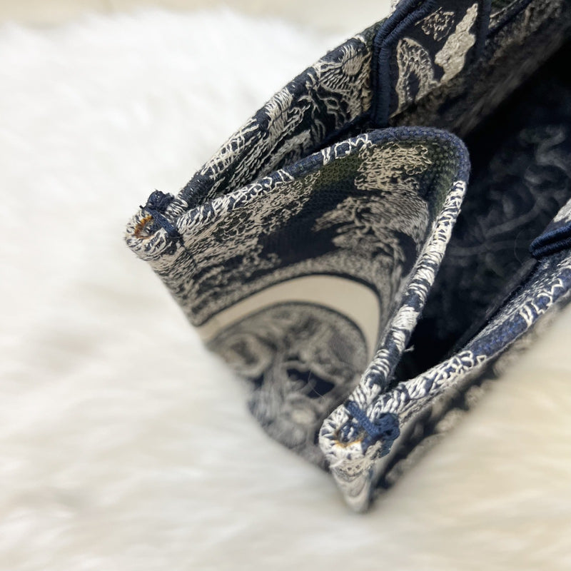 Dior Medium Book Tote in Blue and Ecru Toile de Jouy Reverse Embroidery Canvas (Model: M1296ZRGO, Colour: M928)