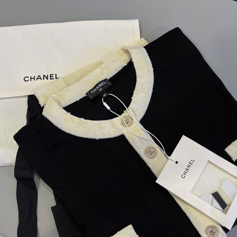 Chanel 25A Pullover / Sweater in Black and Ecru Mixed Fibers - Viscose and Polyamide - Sz 40 (Model: P80014)
