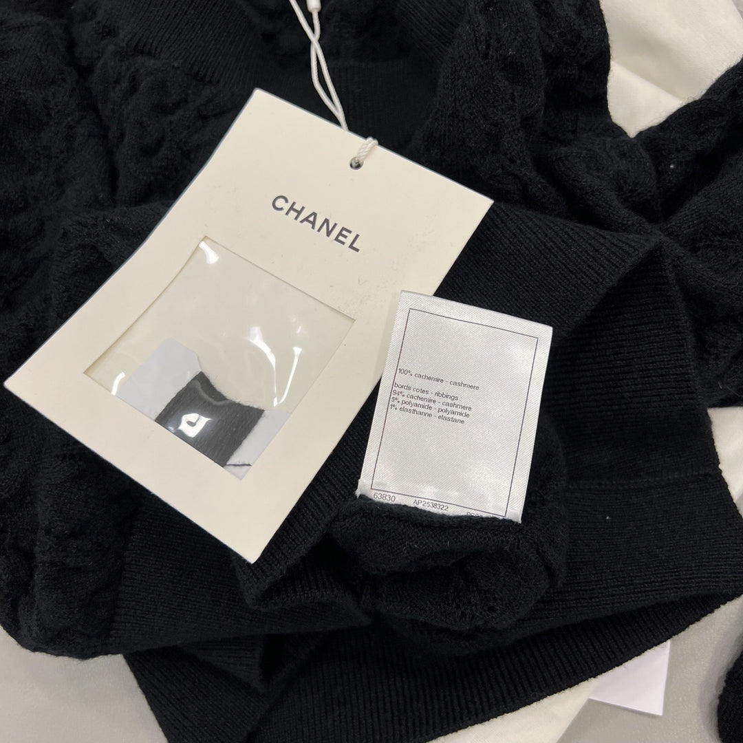 Chanel 24B Knitted Pullover with CC Logo in Black 100% Cashmere