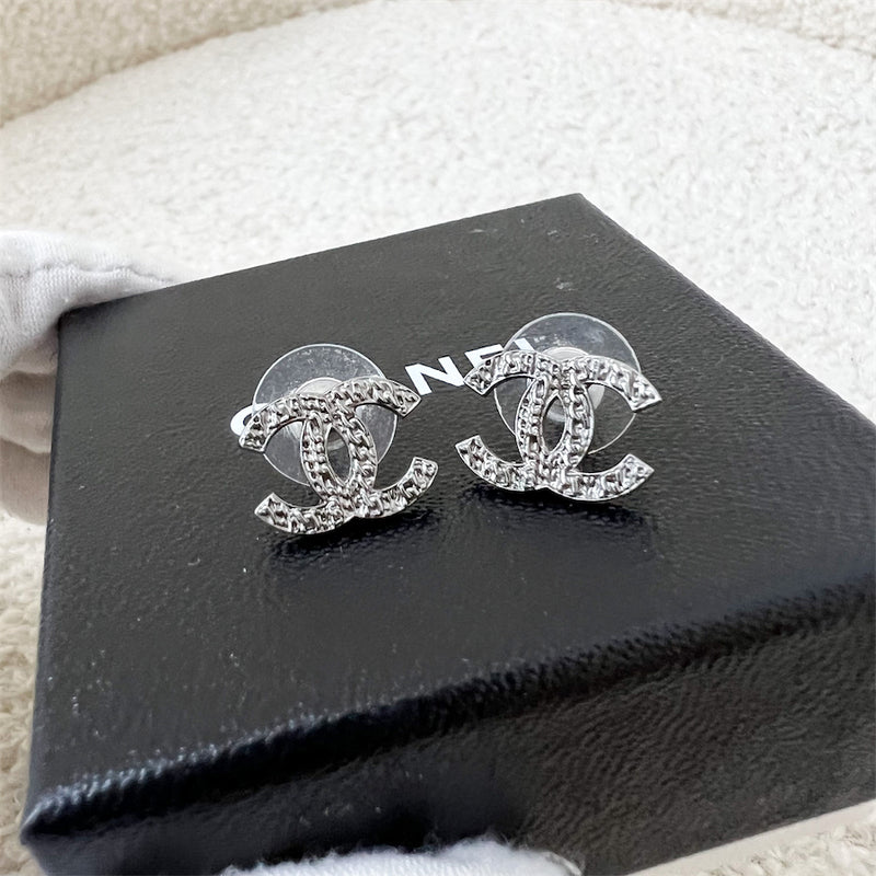 Chanel 14C CC Logo Earrings in RHW