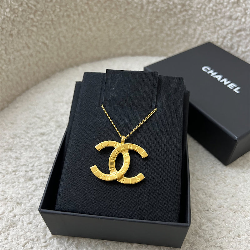 Chanel 20A Paris Button CC Logo Pendant Necklace in GHW