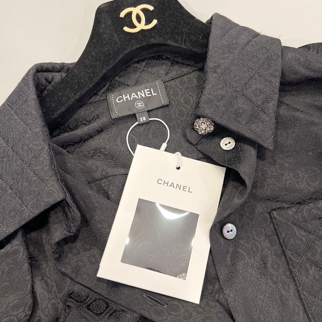 CHANEL BOUTIQUE ブラックシャツ Chanel 25A Shirt in Black 100% Silk Sz 38 (Model: P79880) – Brands