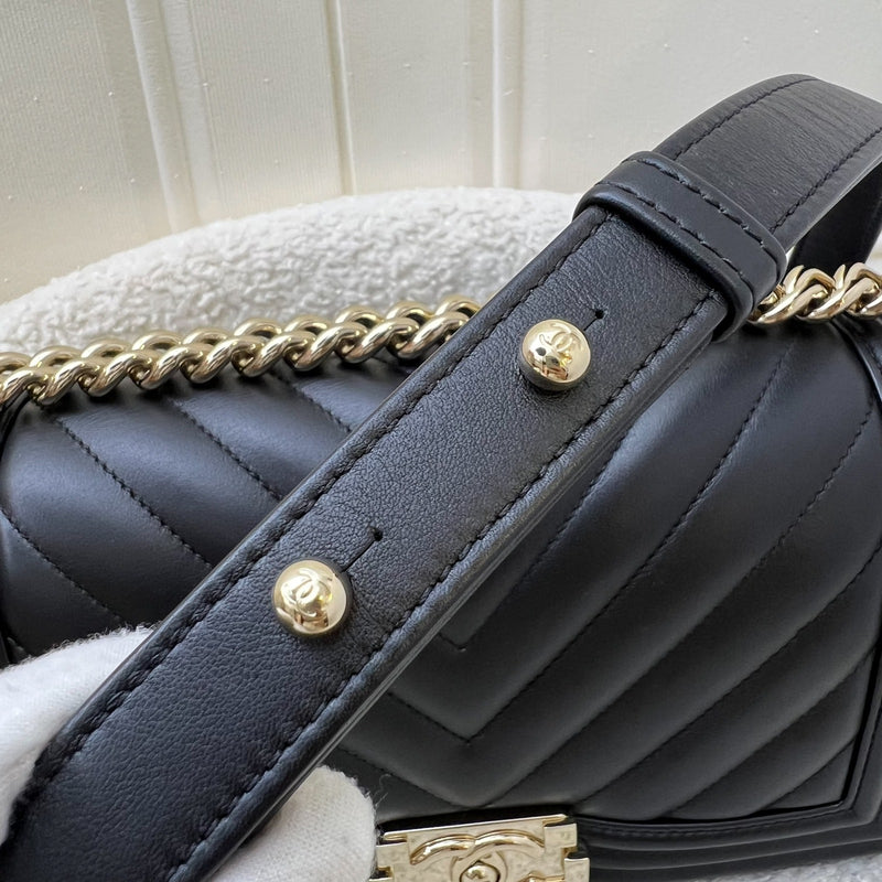 Chanel Medium 25cm Boy Flap in Chevron Quilted Black Lambskin and GHW (Model: A67086)