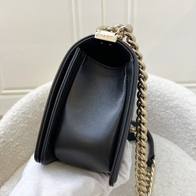 Chanel Medium 25cm Boy Flap in Chevron Quilted Black Lambskin and GHW (Model: A67086)