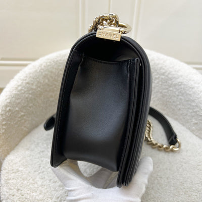 Chanel Medium 25cm Boy Flap in Chevron Quilted Black Lambskin and GHW (Model: A67086)