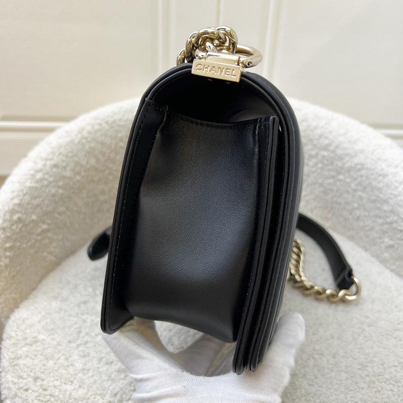 Chanel Medium 25cm Boy Flap in Chevron Quilted Black Lambskin and GHW (Model: A67086)