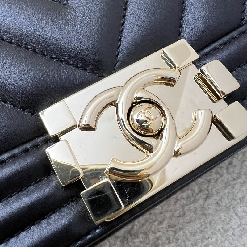 Chanel Medium 25cm Boy Flap in Chevron Quilted Black Lambskin and GHW (Model: A67086)