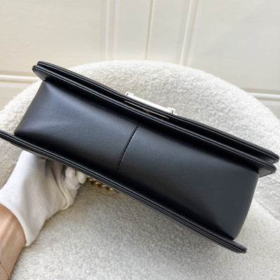 Chanel Medium 25cm Boy Flap in Chevron Quilted Black Lambskin and GHW (Model: A67086)