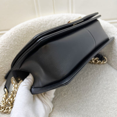 Chanel Medium 25cm Boy Flap in Chevron Quilted Black Lambskin and GHW (Model: A67086)
