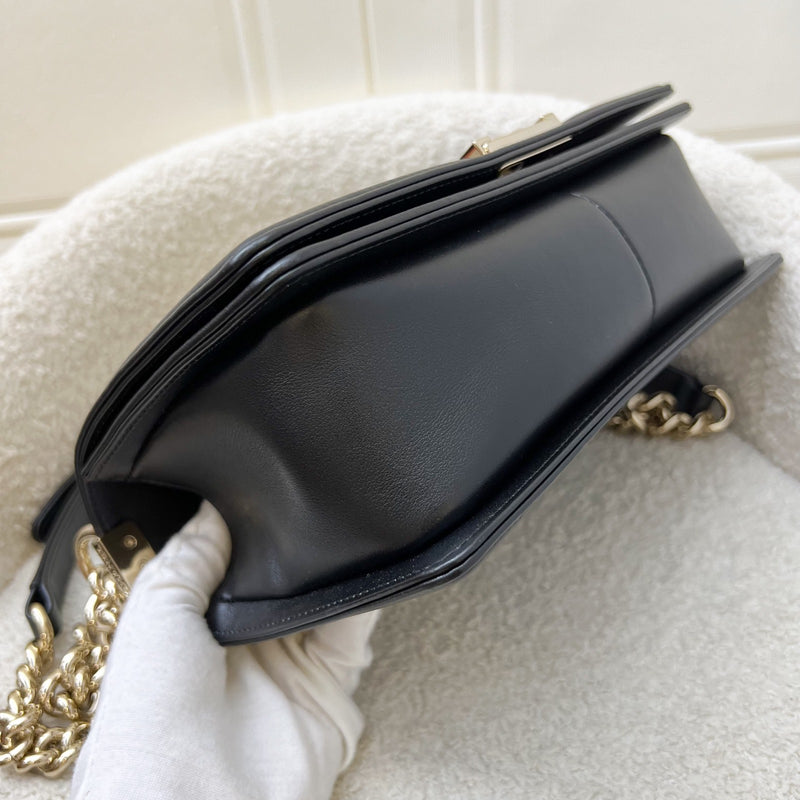 Chanel Medium 25cm Boy Flap in Chevron Quilted Black Lambskin and GHW (Model: A67086)
