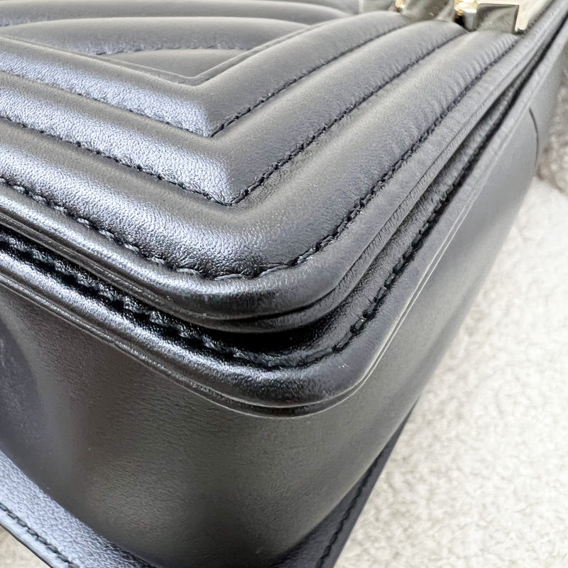 Chanel Medium 25cm Boy Flap in Chevron Quilted Black Lambskin and GHW (Model: A67086)