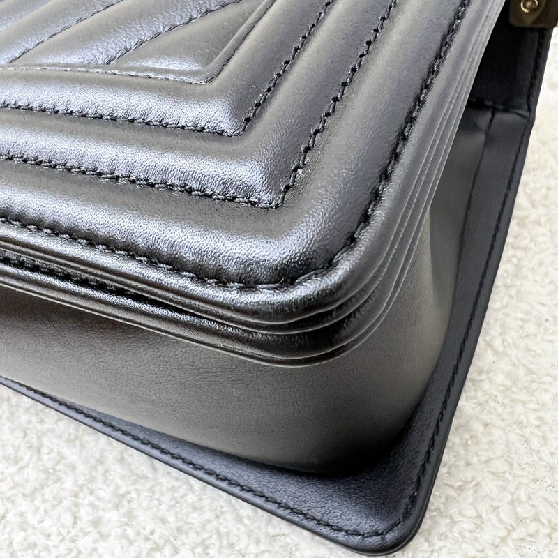 Chanel Medium 25cm Boy Flap in Chevron Quilted Black Lambskin and GHW (Model: A67086)