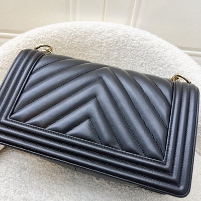Chanel Medium 25cm Boy Flap in Chevron Quilted Black Lambskin and GHW (Model: A67086)