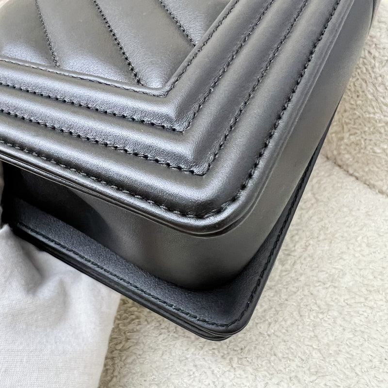 Chanel Medium 25cm Boy Flap in Chevron Quilted Black Lambskin and GHW (Model: A67086)