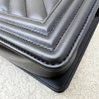 Chanel Medium 25cm Boy Flap in Chevron Quilted Black Lambskin and GHW (Model: A67086)