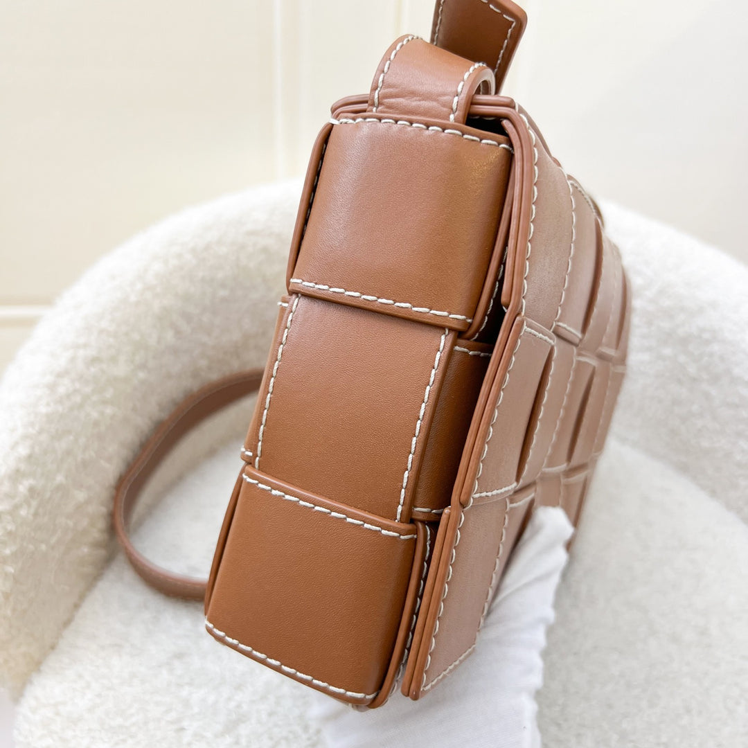 Bottega Veneta BV Classic Cassette Shoulder Bag in Caramel Brown