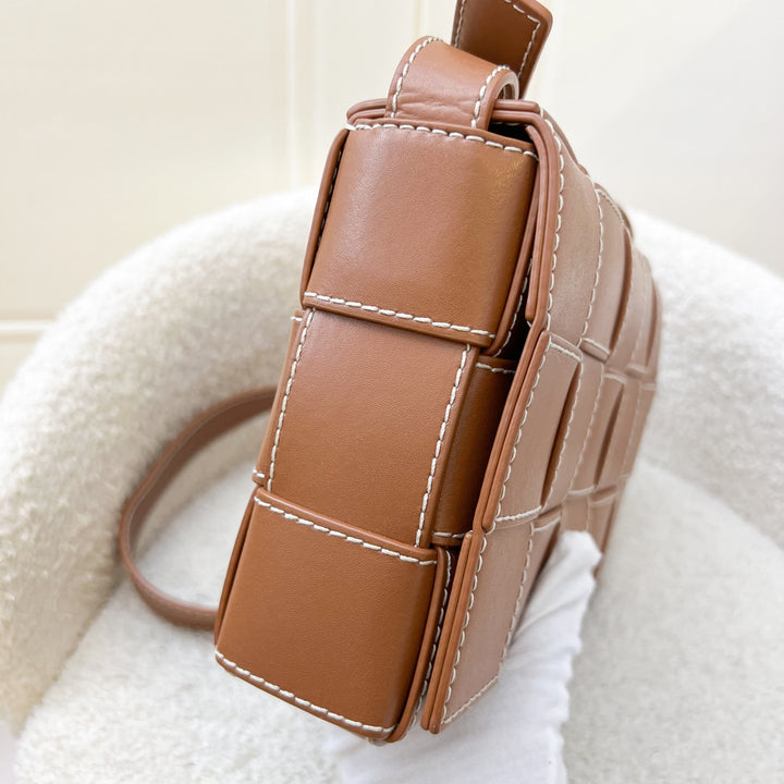 Bottega Veneta BV Classic Cassette Shoulder Bag in Caramel Brown