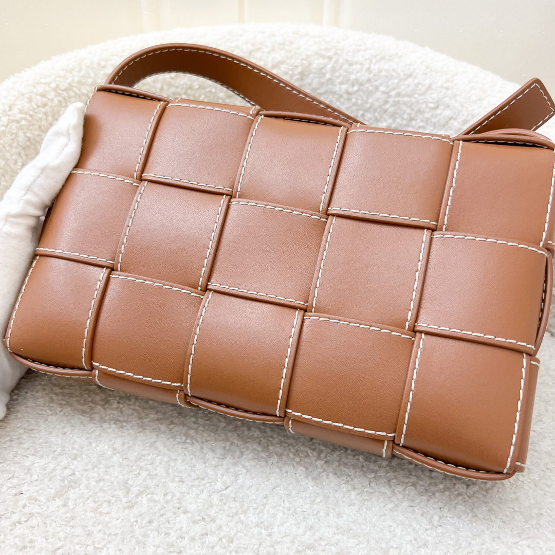 Bottega Veneta BV Classic Cassette Shoulder Bag in Caramel Brown