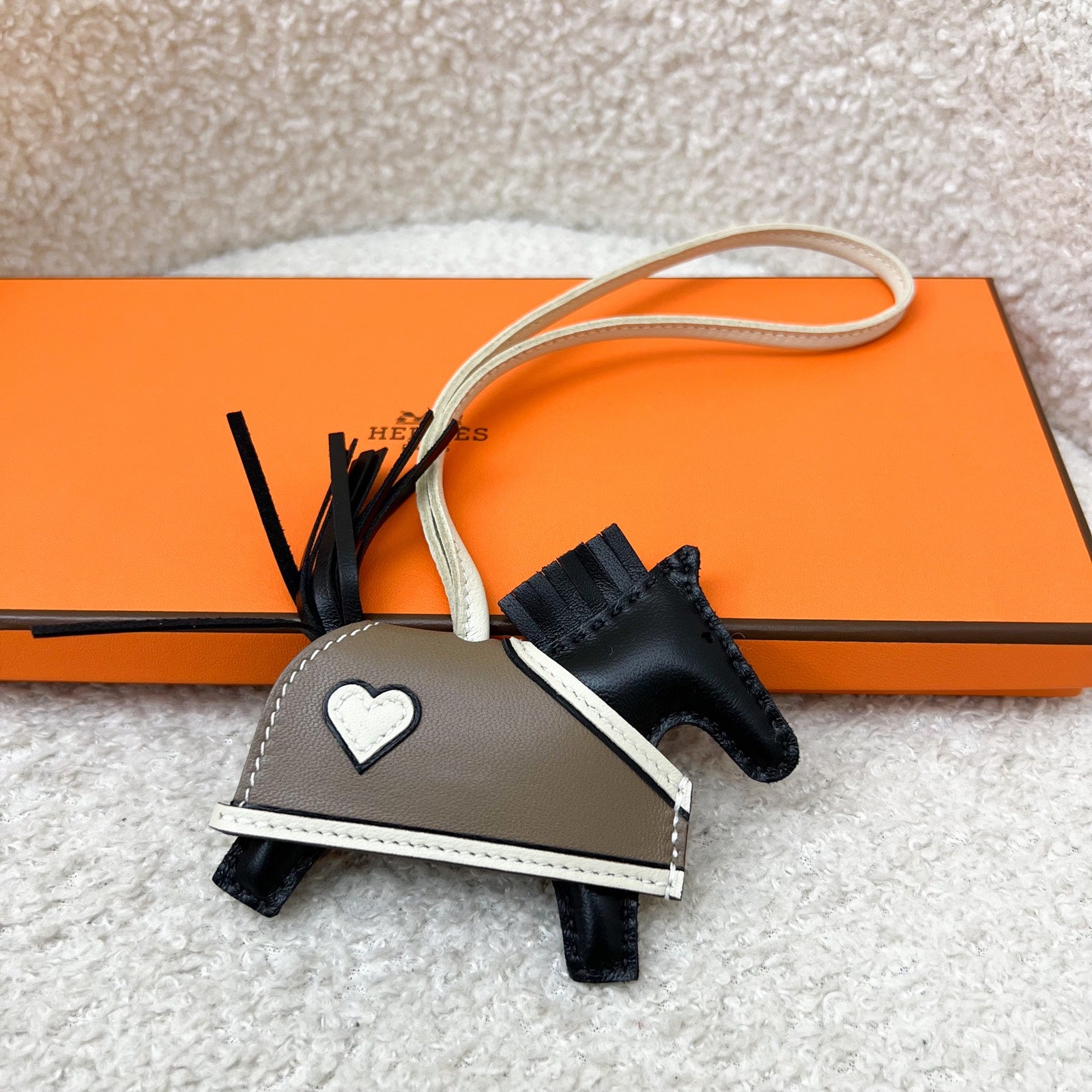 Hermes Rodeo Robeo Hermes Rodeo Robeo Coeur PM Charm in Noir / Craie / Etoupe / Noir ...