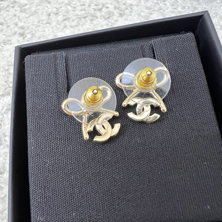 Chanel 25K Bow and Logo Earrings in LGHW (Model: ABG601