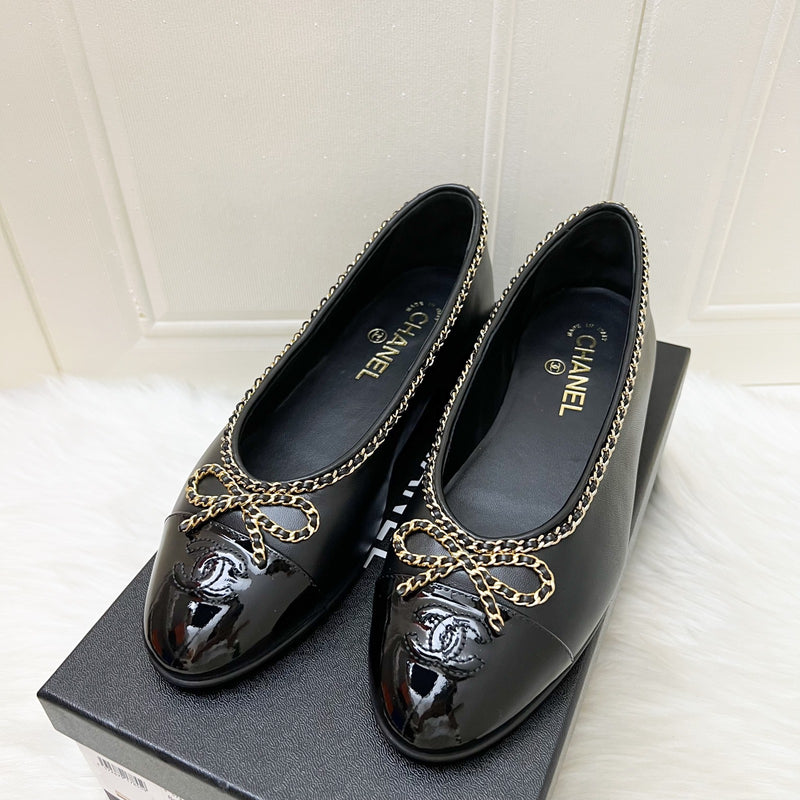 Chanel 25B Classic Ballerina Pumps with Gold Tone Chain Details in Black Lambskin and Black Patent Calfskin Sz 39 (Model: G46663)