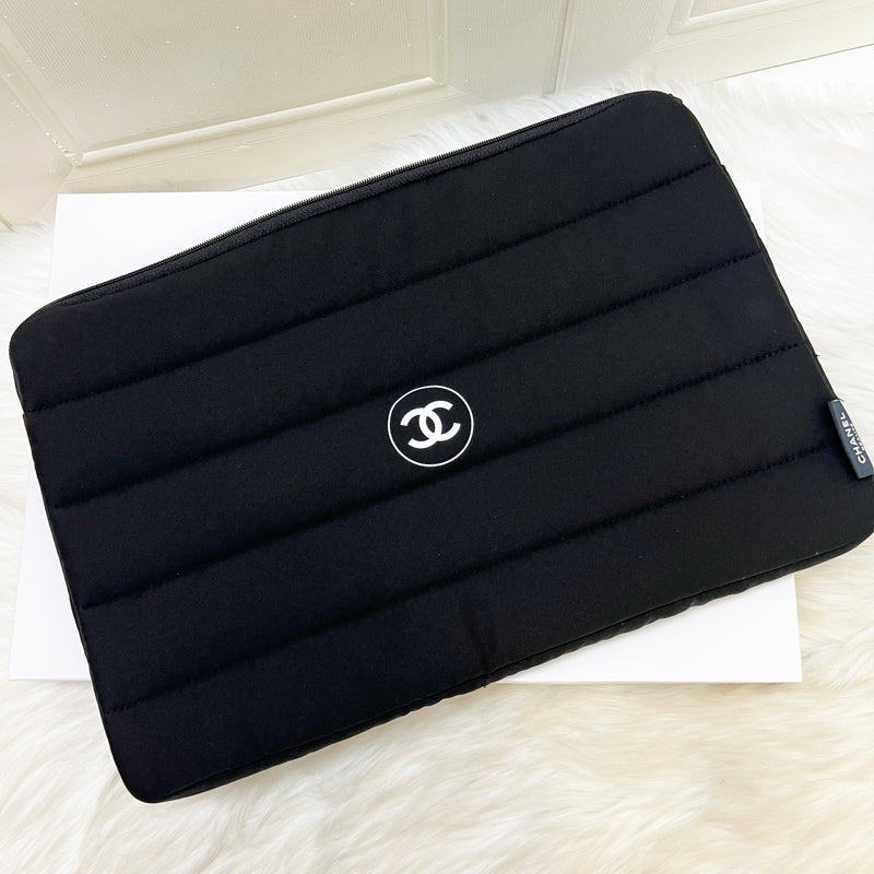 CHANEL BEAUTE ブラックノートPCケース Chanel Beaute VIP Gift Laptop Sleeve with White Logo in Black