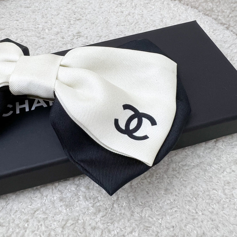Chanel 23B Bow Barrette Hair Clip in Black and Off White Fabric