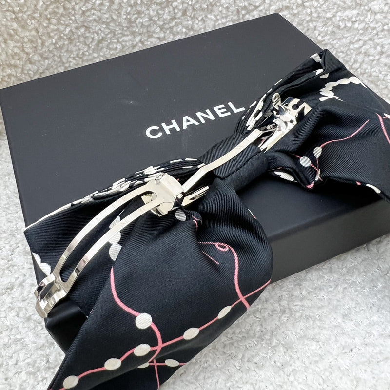Chanel 23K Printed Pearl Motifs Bow Hair Clip in Black and Off White Fabric with Silver French Barrette